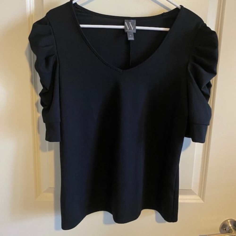 🖤ALL BLACK, V-neck, puffed sleeves top, size xs worn once!!🖤